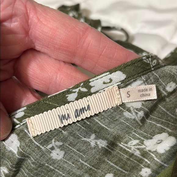 Francesca’s Mi Ami Olive Floral Print Flowy Sleeve Romper - Picture 5 of 10